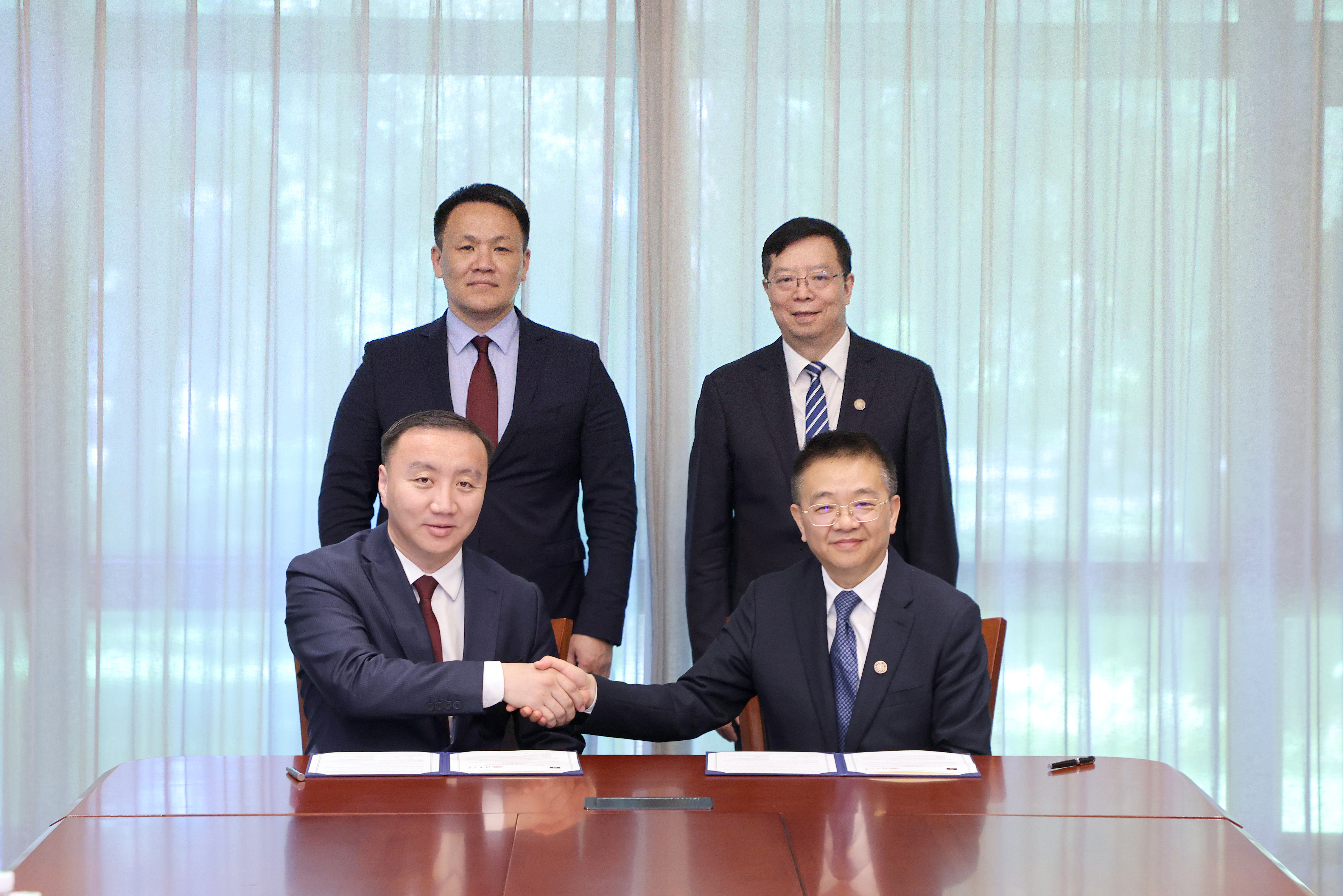 20260611-校党委书记邱勇会见蒙古国副总理尼亚木泰希尔·诺木泰巴亚尔-杨艳宾-签署协议.JPG