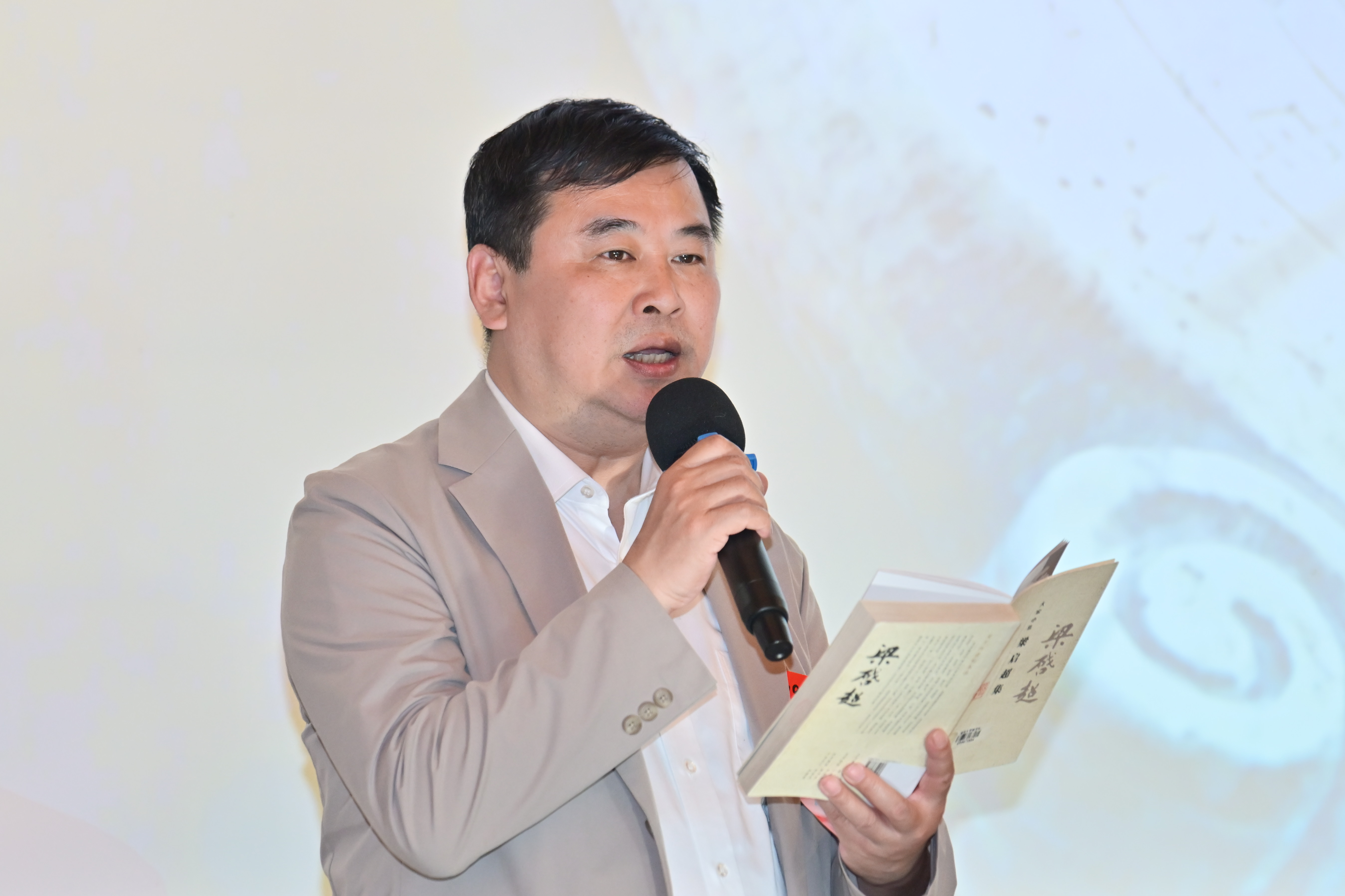 20260426-“水木开卷”清春诗乐会暨北院学生活动中心揭幕活动-清大嘉艺-校友剧艺社社长袁剑雄诵读《君子》.JPG