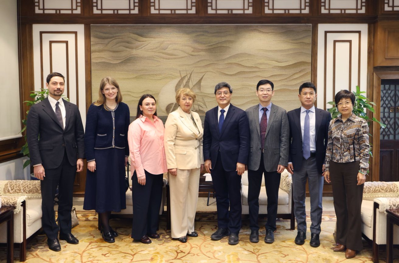 20250411-圣彼得堡经济大学来访-参会人员合影-无.jpg